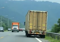 caminhão tomba na rodovia Mogi-Bertioga