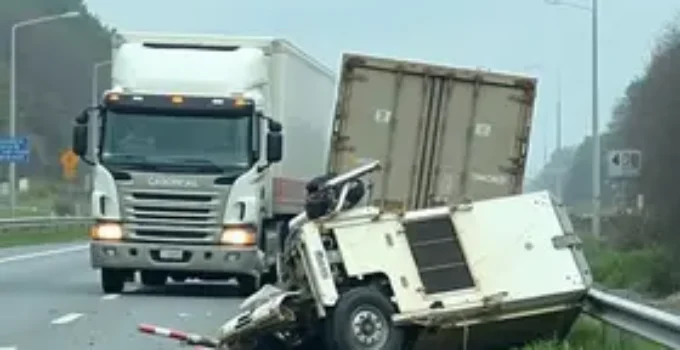 carreta tomba rodovia Mogi-Bertioga